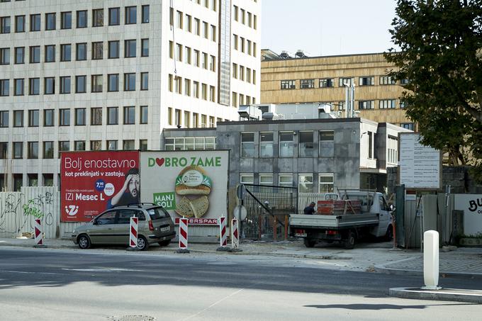 Gradbišče je danes samevalo. Opazili smo nekaj delavcev, ki pa so - tako je bilo videti od daleč - izvajali manjša dela, medtem ko so stroji stali. | Foto: Ana Kovač