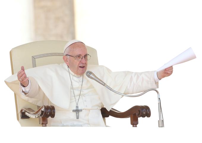 Papež Frančišek je že večkrat pozval k sprejemanju beguncev. Pred letom dni je tako vse, ki se imajo za kristjane, a zavračajo begunce, označil za hinavce. | Foto: Reuters