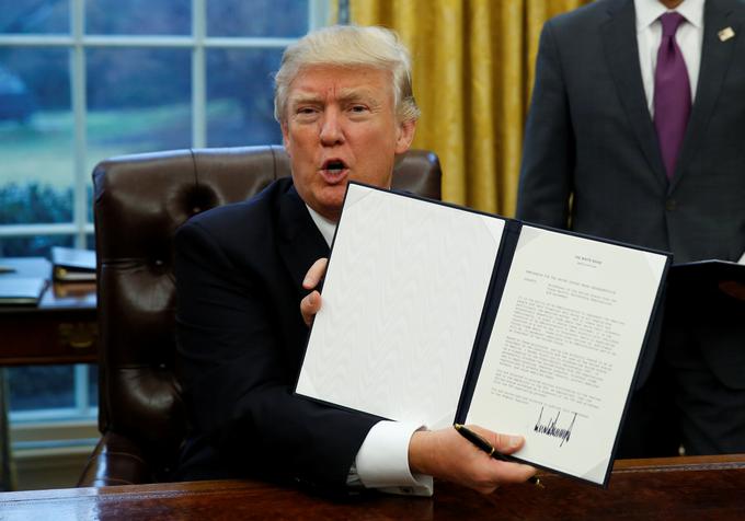 Donald Trump je z enim svojih prvih predsedniških odlokov prepovedal imigracijo iz Irana, Iraka, Libije, Somalije, Sirije, Sudana in Jemna. | Foto: Reuters