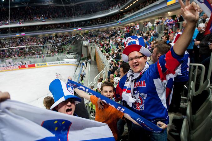 Slovenski navijači so leta 2012, ko so reprezentance elito lovile v Stožicah, videli pet zmag in stoodstotni izkupiček Slovenije. | Foto: 