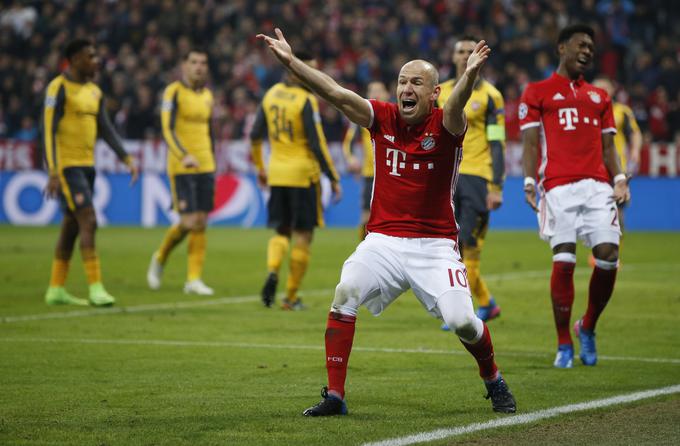 Nizozemski zvezdnik Arjen Robben je povedel Bayern v vodstvo z mojstrskim strelom z razdalje. | Foto: Reuters