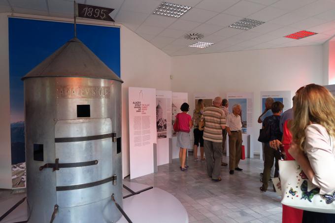 Kopijo Aljaževega stolpa si vse do konca julja lahko ogledate na razstavi v Galeriji Spomeniškovarstvenega centra v Ljubljani. | Foto: Manca Čujež