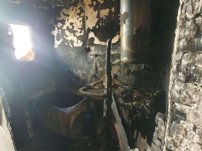 Posledice požara v večstanovanjski hiši v Izoli | Foto: Matic Prevc/STA