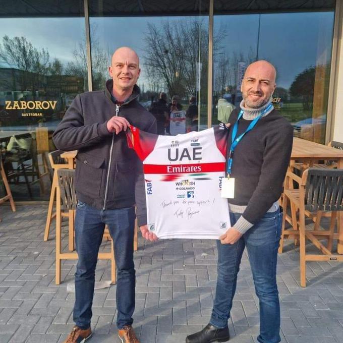 Pogačarjev agent Alex Carrera je pohvalil profil belgijskih navijačev na Facebooku in jim podaril dres UAE z zahvalo in avtogramom Pogačarja. | Foto: Belgijski navijaški klub Tadeja Pogačarja
