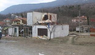 Novogoriška občina poskrbela za družino iz uničene montažne hiše