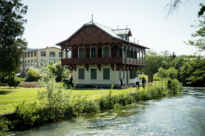 Ruska dača stoji na obrobju Ljubljane, v Zgornjih Gameljnah. | Foto: Ana Kovač