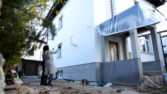 Iva in Boštjan z izbiro barve poskušata obdržati videz hiše, kot ga je imela ob gradnji pred 80 leti. | Foto: Jan Lukanović