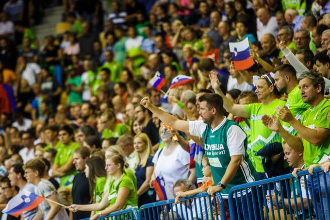 Slovenski košarkarji so imeli v Zlatorogu bučno podporo s tribun. | Foto: Grega Valančič / Sportida