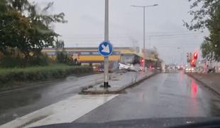 Avtobus obstal na železniških tirih: kljub opozorilom voznika se je zgodilo neizbežno #video
