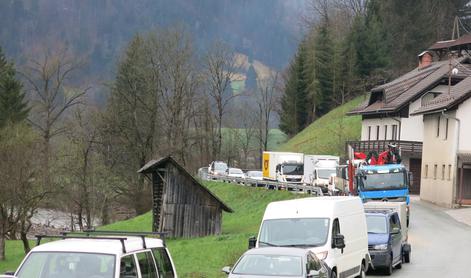 V Poljanski dolini protestno zaprli cesto: rekonstrukcija nevarnega odseka je nujna