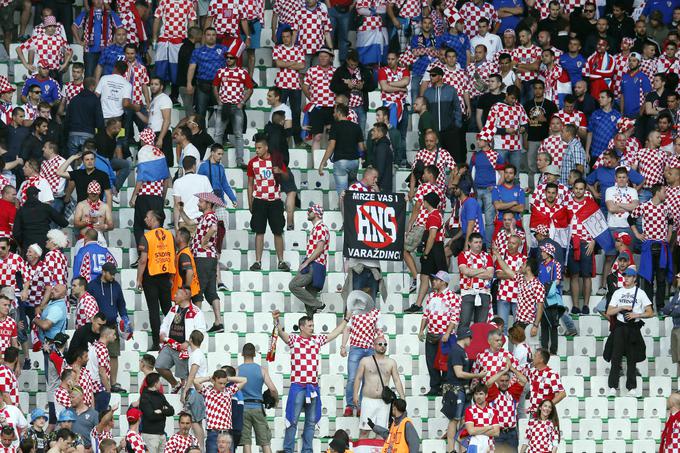 Na tribunah proti hrvaški nogometni zvezi. | Foto: 