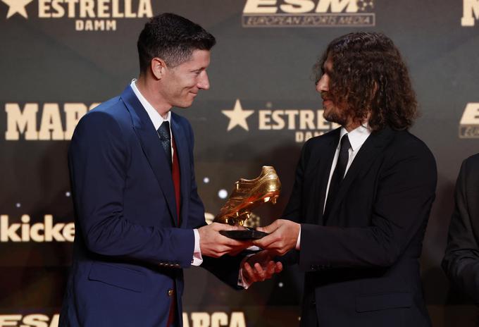 Nagrado mu je predal Carles Puyol, legendarni španski nogometaš Barcelone. | Foto: Reuters