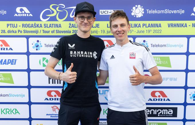 Matej Mohorič in Tadej Pogačar sta razgrnila nekaj kart pred sredinim začetkom dirke Po Sloveniji. | Foto: Vid Ponikvar