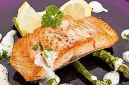 Velikonočni recept: Pečeni losos s krompirčkom, pestom in šparglji