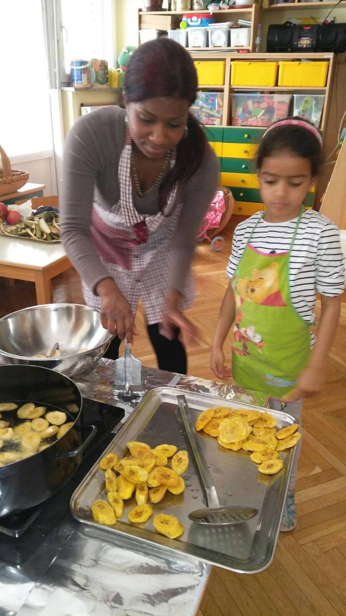 Dan spoznavanja kulture Dominikanske republike je Maribel pripravila tudi za vrtec, v katerem je bila njena hčerka. Skupaj so pekli banane in plesali. | Foto: osebni arhiv/Lana Kokl