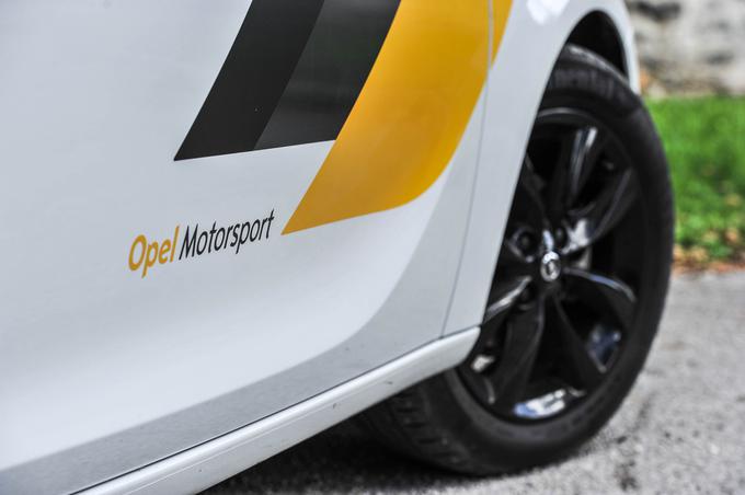 Opel adam tudi s paketom športnih nalepk in tečajem dinamične vožnje. | Foto: Gašper Pirman