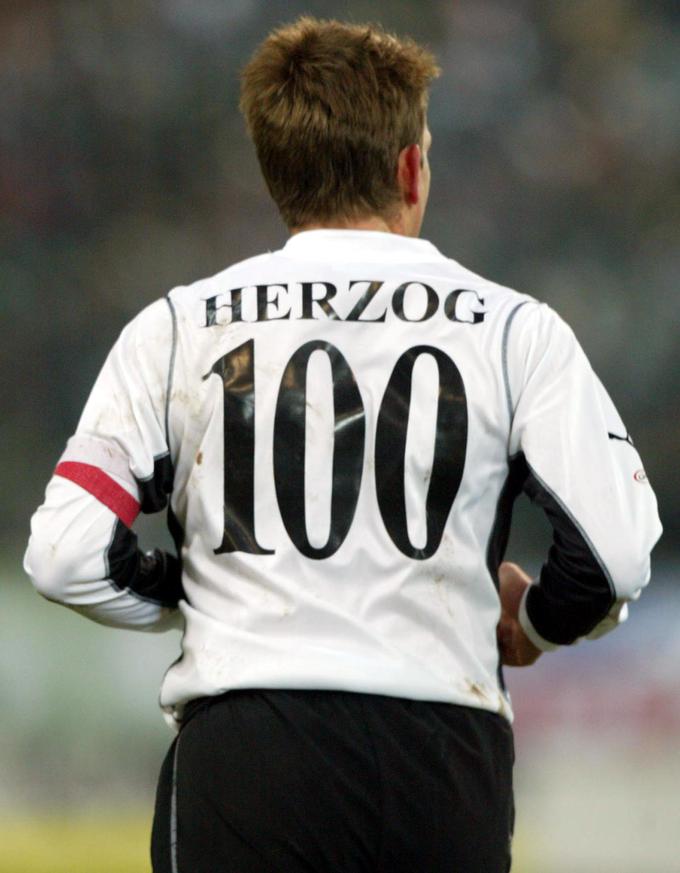 Fifa je naredila izjemo in mu dovolila, da je na jubilejni 100. tekmi za reprezentanco nosil številko 100. | Foto: Reuters