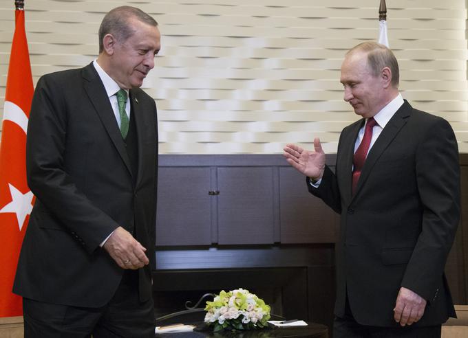 Predsednika bosta na srečanju govorila o izboljšanju dvostranskih odnosov med državama, ki so se sicer zaostrili, ko je Turčija novembra 2015 sestrelila rusko vojaško letalo na mejnem območju med Turčijo in Sirijo, poroča nemška tiskovna agencija dpa. | Foto: Reuters