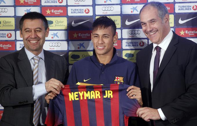 Neymar se je Barceloni pridružil leta 2013. Takrat sta bila s predsednikom Josepom Mario Bartomeujem (levo) nasmejana do ušes. | Foto: Reuters