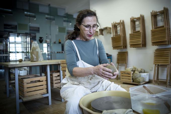 Eva Peterson Lenassi, vodja lončarskega ateljeja v Slovenskem etnografskem muzeju. | Foto: Ana Kovač