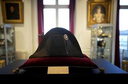 Neverjetno, koliko so iztržili za Napoleonov klobuk