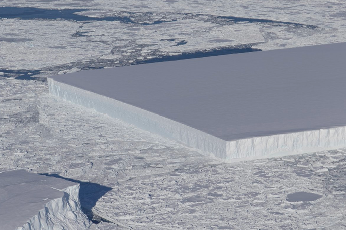 Ledena gora | Nenavadno geometrijsko pravilna ledena gora je precej večja, kot se morda zdi na fotografiji. Pri Nasi ocenjujejo, da meri 1,6 kilometra oziroma eno miljo.  | Foto NASA