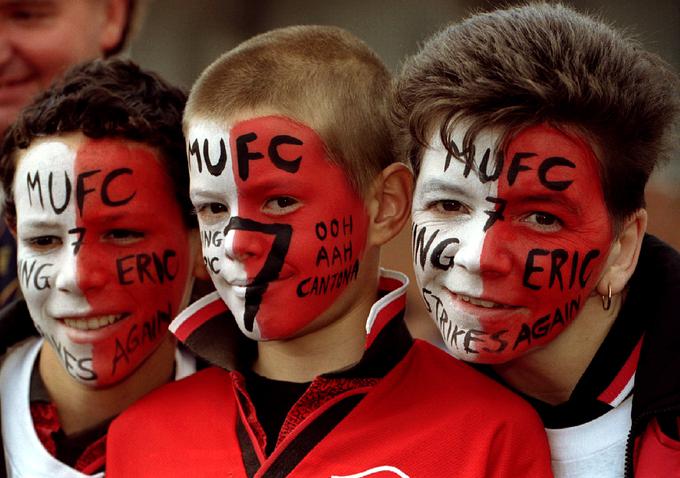 Navijači Manchester Uniteda se še danes pred vsako tekmo spomnijo na svojo legendo ... | Foto: Reuters