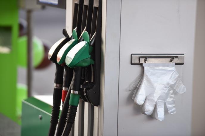 Bencin | Naftni trgovci so malenkost prilagodili cene 95-oktanskega bencina in dizla na bencinskih servisih zunaj hitrih cest in avtocest. | Foto STA