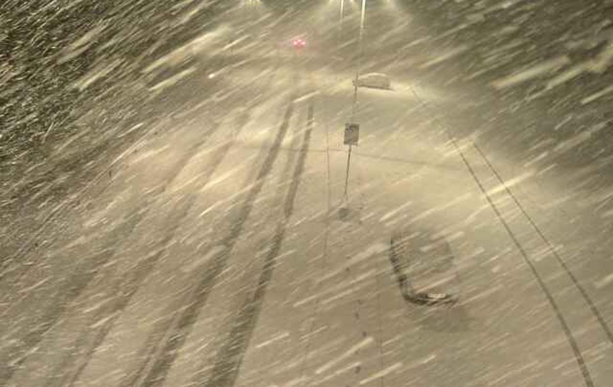 sneg, ceste | Ne pozabite na obvezno zimsko opremo, če je na vozišču sneg.  | Foto Facebook / InfoPot
