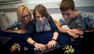 Mladi slovenski uporabniki spleta imajo najraje gola dekleta
