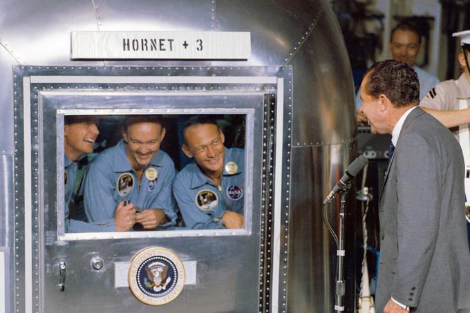 Takoj po začetku bivanja v karanteni na letalonosilki USS Hornet, ki je astronavte "pobrala" v Tihem oceanu, jih je prišel pozdravit tudi takratni predsednik ZDA Richard Nixon. | Foto: NASA