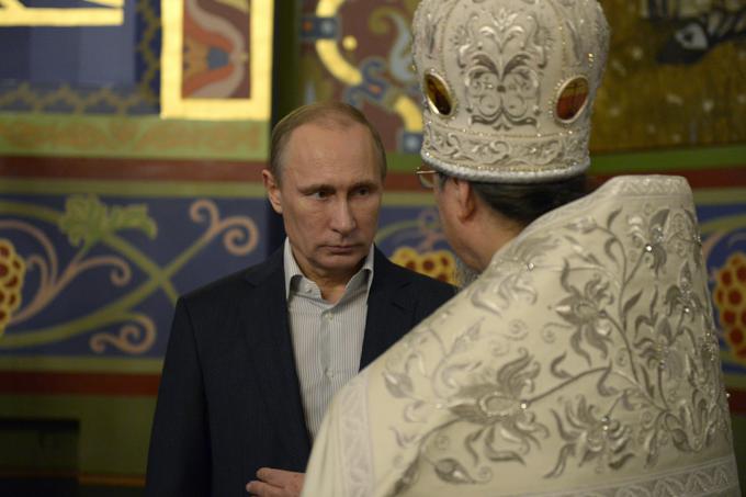 Vladimir Putin se ruski javnosti predstavlja kot zgleden ruski pravoslavni kristjan. Ima tudi tesne stike z Rusko pravoslavno cerkvijo, ki je njegova zaveznica. Njegovo ideologijo bi lahko označili kot konservativni ruski nacionalizem, katerega sestavni del je zgoraj omenjeno pravoslavno krščanstvo. Seveda pa je Putin kot vsi politiki pogosto ideološko zelo prožen: tako je pred dnevi sarkastično grozil Ukrajincem, da bo dekomuniziral Ukrajino (Putin trdi, da je Ukrajina zgolj stvaritev Leninovih boljševikov oziroma komunistov na škodo ruskega naroda, zaradi česar grožnja o dekomunizaciji pomeni odpravo Ukrajine), ruski napad na Ukrajino pa je potem upravičeval z denacifikacijo Ukrajine. Z uporabo pojma denacifikacija skuša Putin med Rusi zaradi propagandnih učinkov na silo vzpostaviti povezavo med vojno s Hitlerjevo Nemčijo in napadom na Ukrajino.  | Foto: Guliverimage/Vladimir Fedorenko