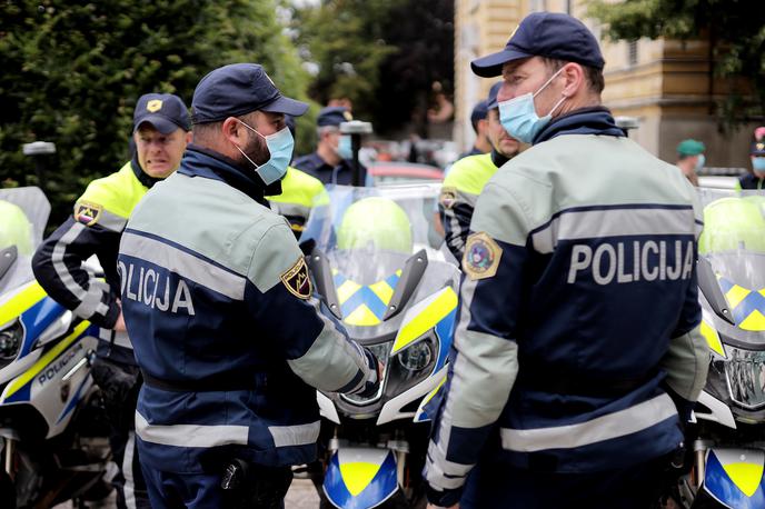 policija policisti | Kovček je bil sumljiv, zato so policisti evakuirali kupce in bližnje stanovalce ter zaprli del ceste.  | Foto STA