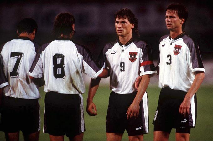 Toni Polster (drugi z desne) in njegovi soigralci so leta 1997 v Linzu nepričakovano izgubili proti južnim sosedom. | Foto: Guliverimage/Getty Images