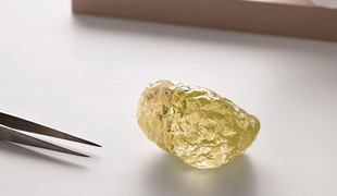 V Kanadi našli 552-karatni rumeni diamant v velikosti jajca