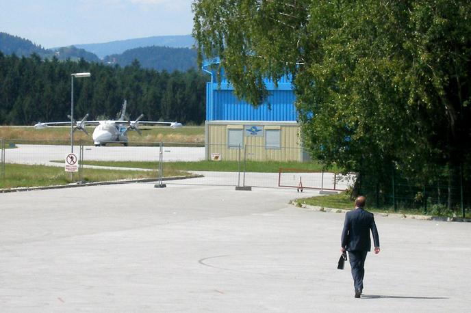 aerodrom Slovenj Gradec | Kot je novembra lani poročal časnik Večer, skuša Zakeršnik Aerodrom Slovenj Gradec že dlje časa prodati, tako z objavami na domačem kot tujem trgu, in sicer po ceni osem milijonov evrov. | Foto STA