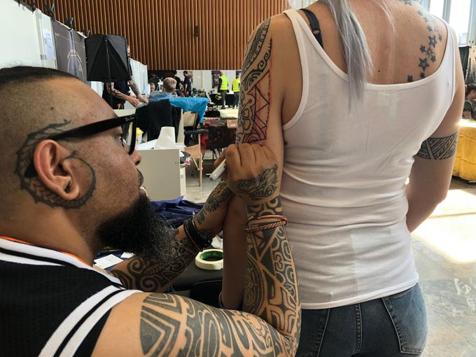 Tetovatorji iz tujine so na dogodku zelo zaželeni, saj je do njih drugače težko priti. | Foto: Maša Belak