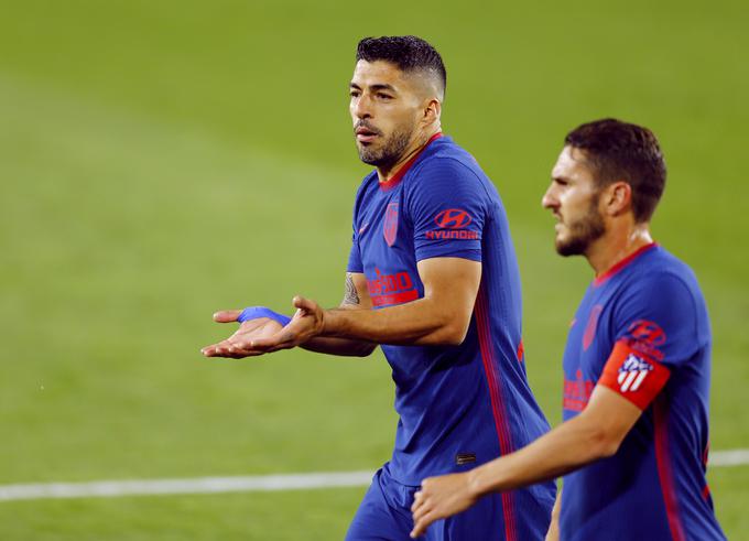 Luis Suarez je prejel nov rumeni karton in konec tedna ne bo mogel pomagati soigralcem proti Betisu.  | Foto: Reuters