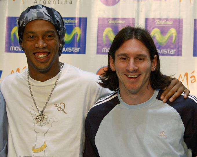 Lionel Messi in Ronaldinho sta bila pred leti soigralca pri Barceloni. | Foto: Reuters