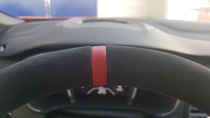 Pri športnih avtomobilih so pomembne malenkosti. Želeli bi si tudi rdeče obarvan gumb za zagon motorja. | Foto: Gregor Pavšič
