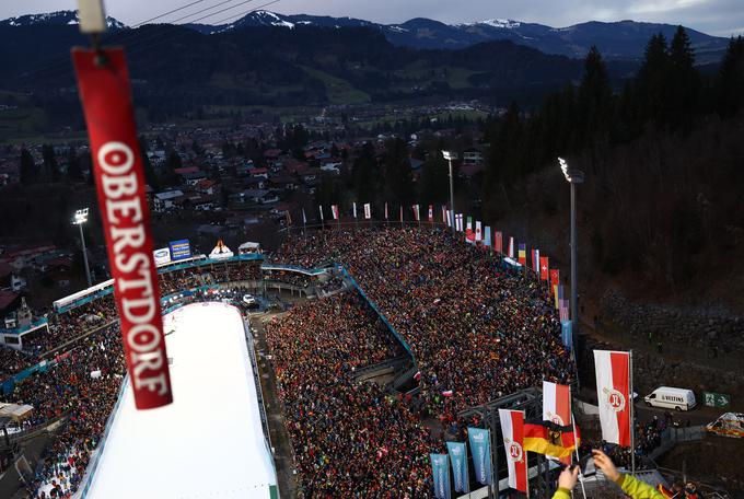 V Oberstdorfu so vladale zahtevne vetrovne razmere, tako da se je tekma malce zavlekla. | Foto: Reuters