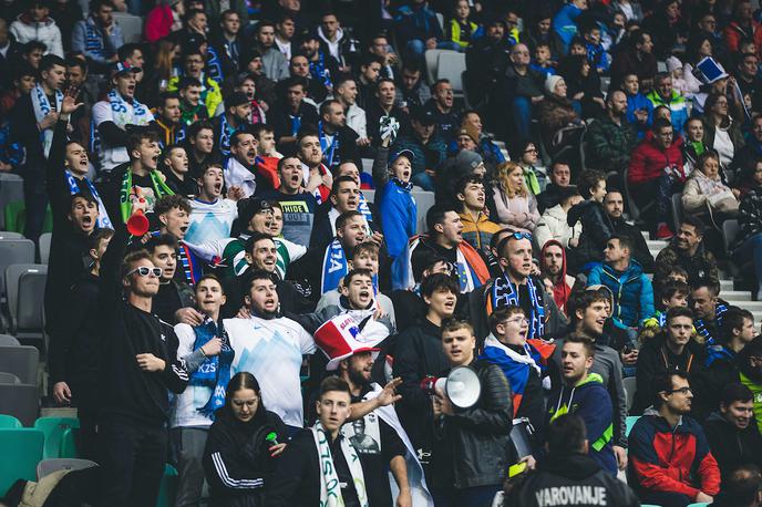 Slovenija Navijači | Slovenska nogometna reprezentanca se je v nedeljo pomerila doma s San Marinom, a se je na tribunah vseeno zbralo več kot deset tisoč ljubiteljev nogometa. To je ena izmed najbolj prijetnih pridobitev reprezentančnega nogometa, ki si želi priigrati nastop na Euru 2023. | Foto Grega Valančič/Sportida