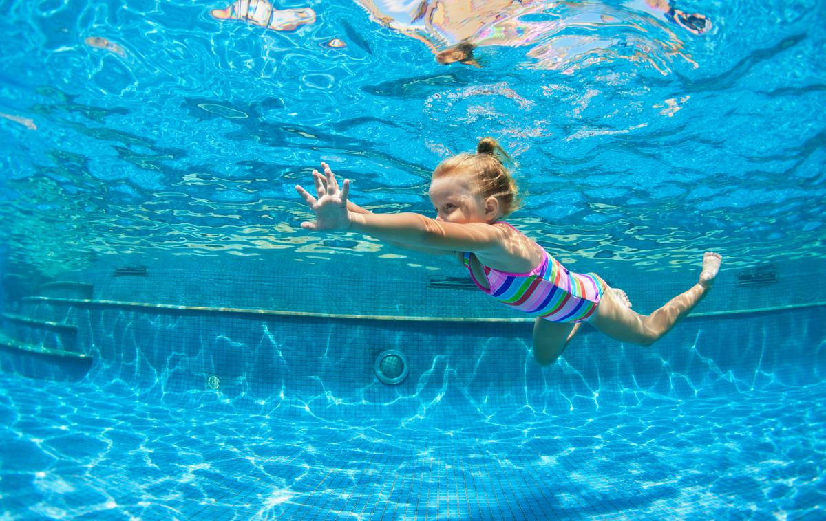 otrok bazen | Utapljajočemu lahko življenje reši že vaš klic na center za obveščanje (112) ali policijo (113), na morju pa tudi na Upravo Republike Slovenije za pomorstvo.  | Foto Getty Images