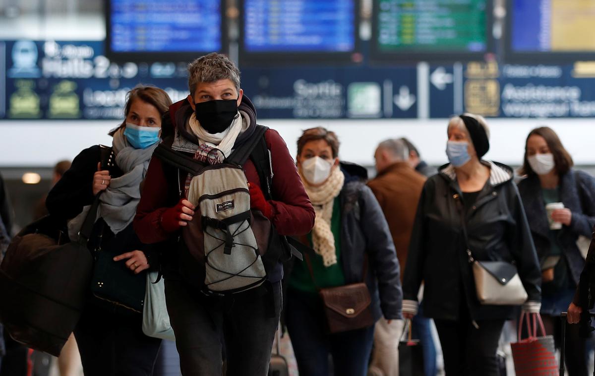 potniki | CDC opozarja, da tudi polno cepljene osebe, ki potujejo v države visokega tveganja, tvegajo okužbo s koronavirusom, zato jim priporoča, naj nosijo maske in ohranjajo varnostno razdaljo. | Foto Reuters