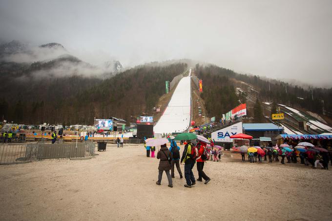 Gledalce je v Planici pričakal dež. | Foto: Žiga Zupan/Sportida