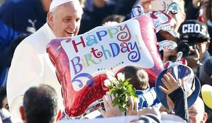 Papež ob rojstnem dnevu brezdomcem podaril nove spalne vreče