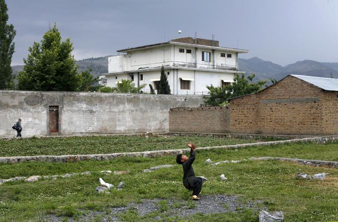 Bin Laden se je morda že takoj po padcu talibanov konec leta 2001 umaknil v sosednji Pakistan. Zagotovo pa je pred smrtjo živel v stavbnem kompleksu v pakistanskem mestu Abbottabad (na fotografiji). V tem mestu je tudi pakistanska vojaška akademija.  | Foto: Reuters