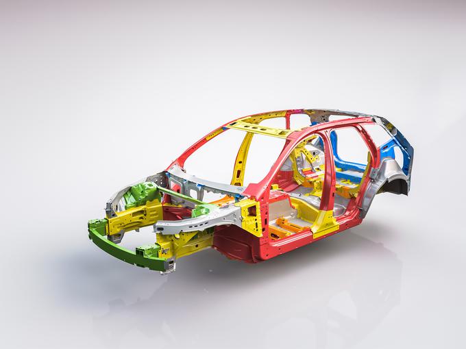 Hibridni skelet karoserije: aluminij in jekla različnih trdot, tudi tista ultratrdna, sestavljajo varnostno celico za potnike. | Foto: Volvo