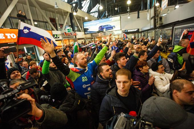 Slovenski navijači so bučno pozdravili prihod bronastih junakov s svetovnega prvenstva v rokometu. | Foto: Grega Valančič/Sportida