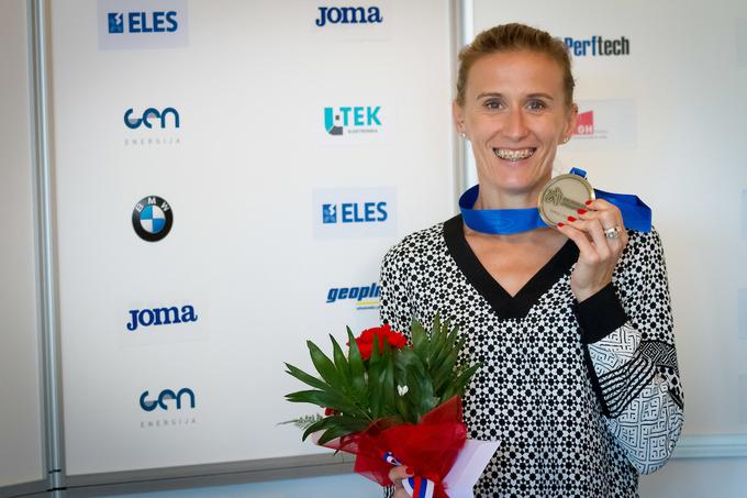 ... šest let pozneje so ji v prostorih Atletske zveze Slovenije izročili novo medaljo, tokrat srebrnega leska.  | Foto: Peter Kastelic